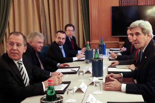 John Kerry a Sergej Lavrov na rokovaní.
