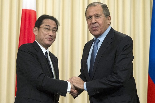 Ministri zahraničných vecí Japonska a Ruska, Fumio Kishida a Sergej Lavrov.
