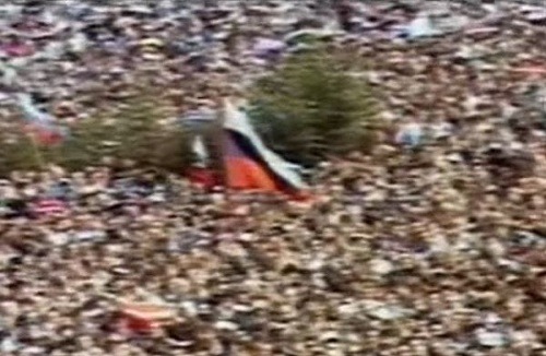 Ľudia na námestiach od nadšenia mávali ruskými vlajkami