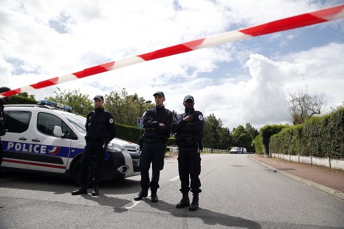 Francúzski policajti zatkli troch podozrivých z vraždy policajtov