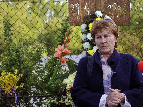 Matka zavraždeného Anna Remiášová počas panychídy za Róberta Remiáša pri spomienkovom kríži na Karloveskej ceste. Róberta Remiáša zavraždili pred 20 rokmi, večer 29. apríla 1996. Bratislava, 29. apríl 2015. 