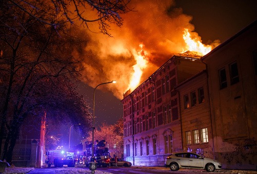 Na snímke plamene šľahajú zo strechy budovy Univerzity Pavla Jozefa Šafárika.