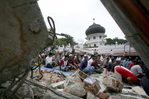 Zemetrasenie na ostrove Sumatra vzalo domovy najmenej 43 000 ľuďom.