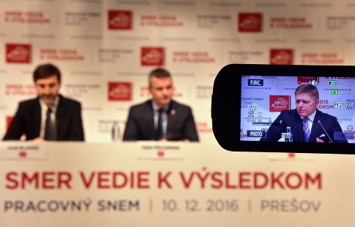 Na snímke zľava podpredseda strany Smer-SD Robert Kaliňák, kandidát na podpredsedu Peter Žiga a členka predsedníctva strany Jana Vaľová počas rokovania pracovného snemu strany v Prešove 10. decembra 2016. V Popredí generálny manažér strany Milan Richter. 