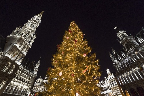 Vianočný stromček zo Slovenska na hlavnom námestí Bruselu.
