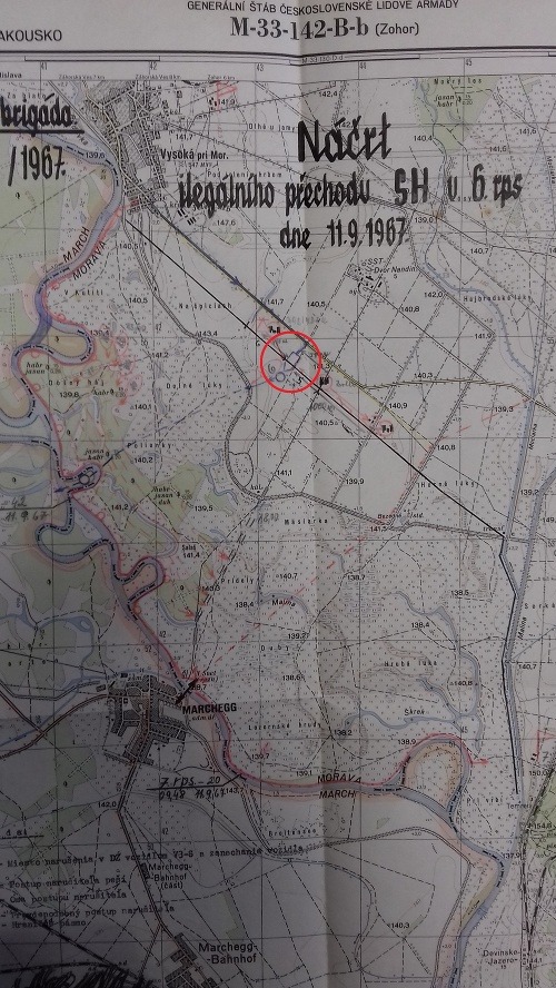 Mapa zobrazuje štátnu hranicu, rovná čierna čiara naznačuje drôtenú zátarasu. V červenom krúžku je poloha nájdeného vojenského auta. 