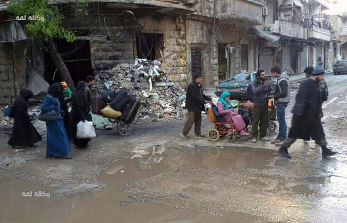 Začala sa evakuácia civilistov a povstalcov z Aleppa.