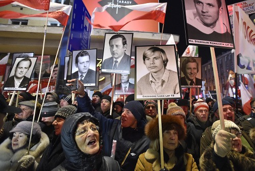 Tisíce Poliakov protestujú v uliciach.