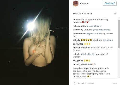 Simone Holtznagel zverejnila na instagrame fotku, na ktorej sa usiluje skryť nahé prsia dlaňou.