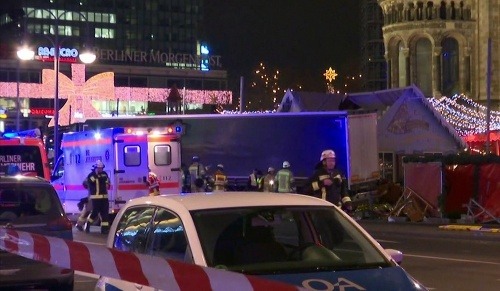 Záchranné služby po útoku na vianočný trh v Berlíne.