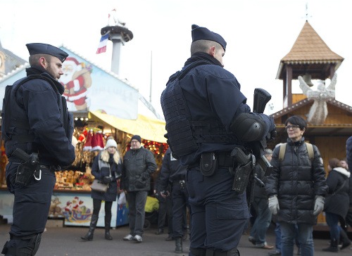 Polícia hliadkuje na vianočných trhoch vo Francúzsku.