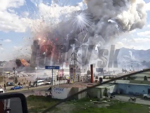 Niekoľko výbuchov na trhu s pyrotechnikou v Mexiku.
