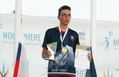 Na snímke Michal Žitňan na stupni víťazov.