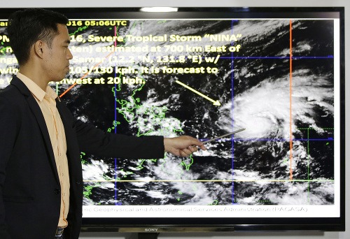 Silný tajfún zasiahol dnes východné pobrežie Filipín.