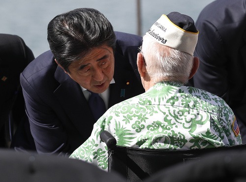 Šinzó Abe vzdáva hold veteránovi