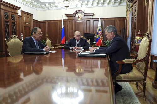 Sergej Lavrov (vľavo), Vladimir Putin a Sergej Šojgu (vpravo)