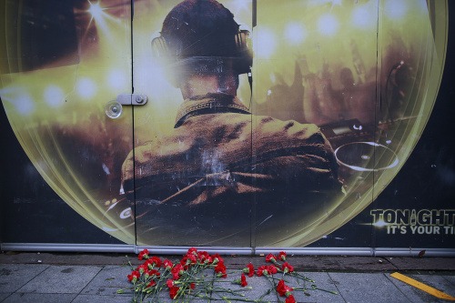 Takto boli položené kvety na pamiatku obetí útoku pred nočným klubom v tureckom Istanbule 