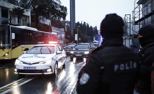 Turecká polícia podnikla raziu, hľadá útočníka z nočného klubu v Istanbule.