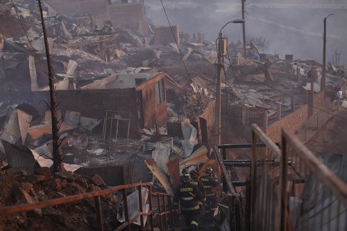 Lesný požiar v Čile zničil najmenej 100 domov.