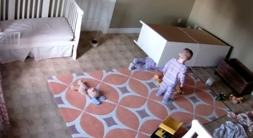 Chlapček rozmýšľa, čo robiť