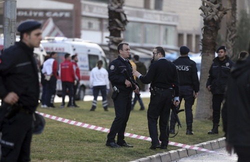 V spojitosti so štvrtkovým výbuchom a prestrelkou v západotureckom meste Izmir bolo v krajine zadržaných 18 ľudí.