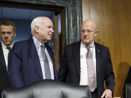 John McCain (vľavo) a James Clapper