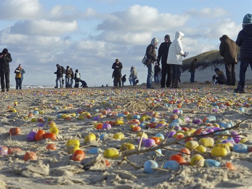 More vyplavilo tisíce hračiek z kindervajíčok.
