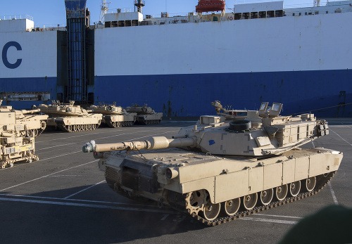 Presun amerických tankov do Európy.