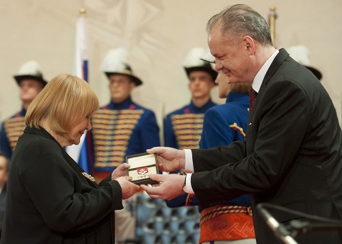 Herečka Zita Furková prijíma od prezidenta Slovenskej republiky Andreja Kisku štátne vyznamenanie - Pribinov kríž II. triedy