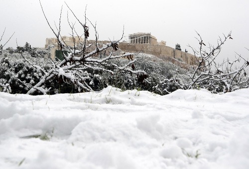 Zimné počasie sprevádzané hustým snežením a nezvyčajnými mrazmi postihlo v noci nadnes aj grécke hlavné mesto Atény.