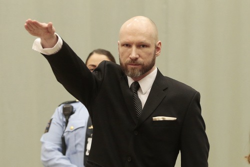 Breivik na súde znova hajloval.