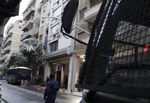 Polícia pred budovou PASOK v Aténach