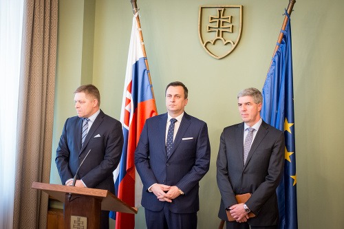 Zľava: Predseda vlády SR Robert Fico, predseda NR SR Andrej Danko a podpredseda NR SR Béla Bugár počas tlačovej konferencie na tému: Ciele koalície na rok 2017