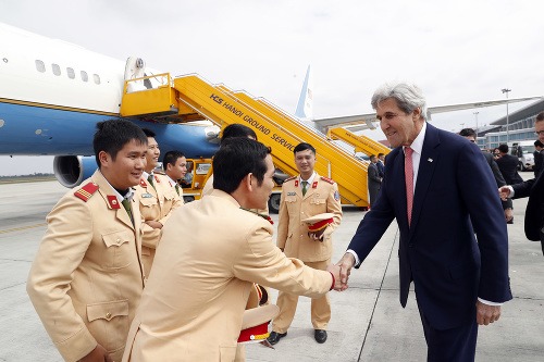 John Kerry na návšteve Vietnamu.