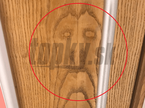 Ježišova tvár na dverách toalety