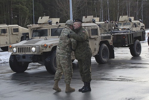 Poľský vojak víta americké posily.