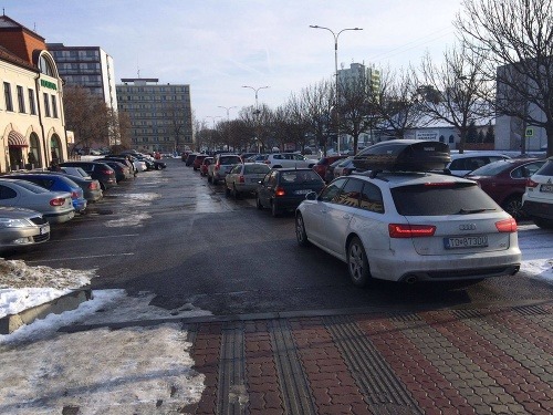 Parkovanie v Topoľčanoch si žiada poriadnu trpezlivosť 