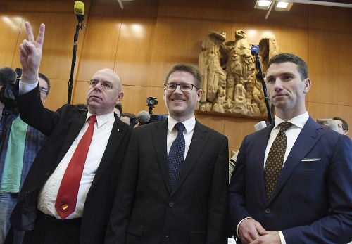 Členovia NPD Frank Franz a Peter Marx s právnikom.