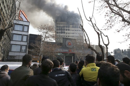 Horiaca ikonická výšková budova Plasco v iránskej metropole Teherán sa zrútila.