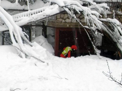 Pod lavínou, ktorá spadla v stredu na horský hotel v strednom Taliansku, je šesť živých ľudí.
