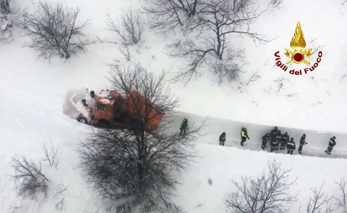 Pod snehom už podarilo lokalizovať ďalšie dve telá.  