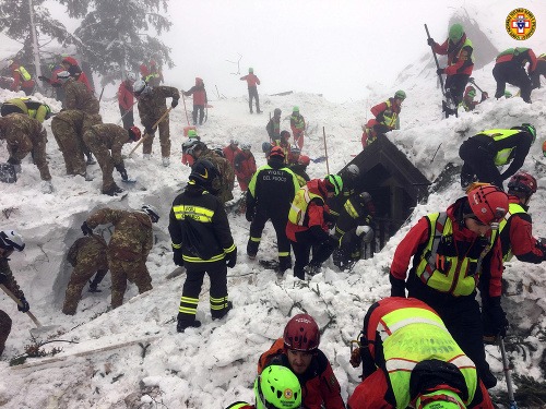 Talianski záchranári vytiahli dnes spod ruín hotela Rigopiano telo ďalšej z obetí.