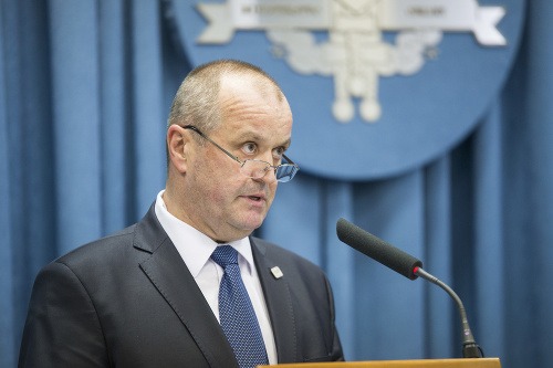 Na snímke minister obrany SR Peter Gajdoš počas tlačového vyhlásenia k povyšovaniu vojakov v zálohe