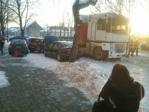 Kamión v Tornali prevalcoval zastávku.