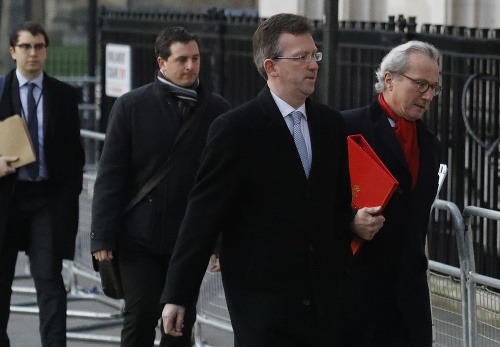 Na snímke druhý sprava britský generálny prokurátor Jeremy Wright prichádza do budovy najvyššieho súdu