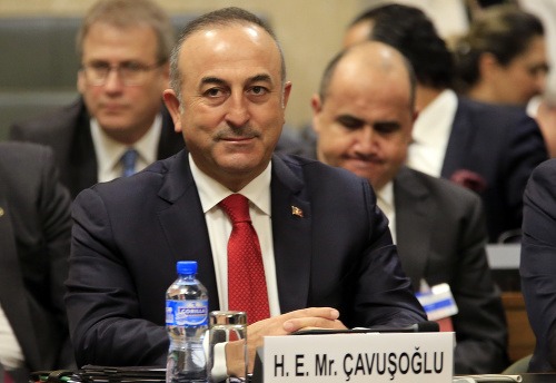 Tureckého ministra zahraničných vecí Mevlüta Čavušoglu odmietli nechať pristáť v Holandsku.