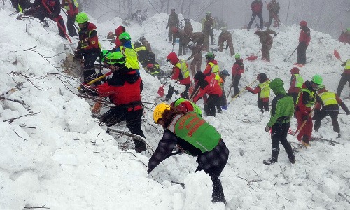 Lavína, ktorá po zemetraení zasypala hotel, pochovala pod snehom a sutinami takmer 30 ľudí