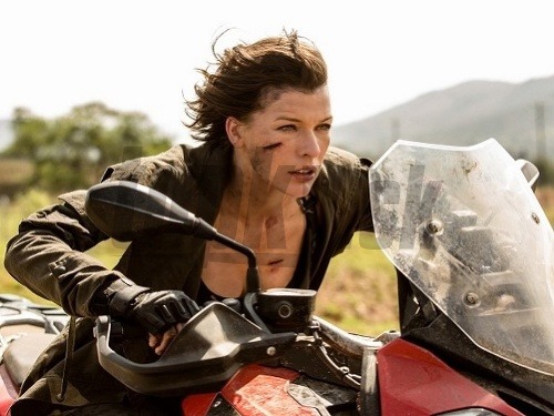 Milla Jovovich vo filme Resident Evil. 