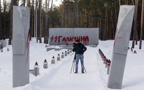 Vandali na Ukrajine postriekali areál cintorínu nacistickými symbolmi