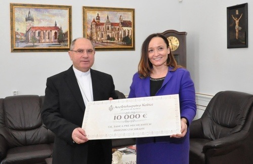 Košický arcibiskup Bernard Bober pri predávaní šeku zakľadateľke OZ Šanca pre nechcených Anne Ghannamovej